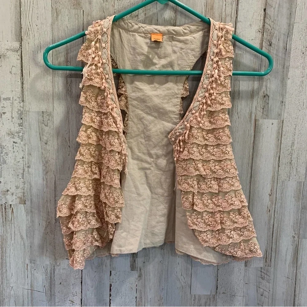 FARM Rio Beige Lace Ruffle Top - Picture 1 of 9